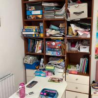 Scrivania con libreria