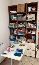 Scrivania con libreria