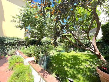 Appartamento di 220 m² con più di 5 locali a Firen