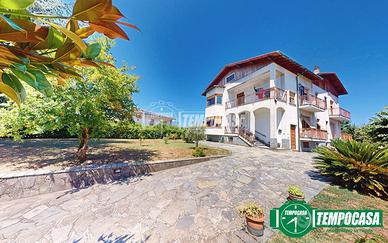 BIFAMILIARE CON GIARDINO IMMERSA NEL VERDE!!