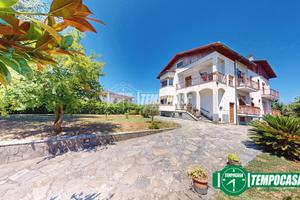 BIFAMILIARE CON GIARDINO IMMERSA NEL VERDE!!