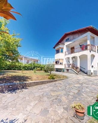 BIFAMILIARE CON GIARDINO IMMERSA NEL VERDE!!