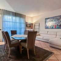 Quadri decorativi e poltrona girevole in alcantara