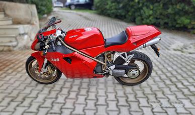DUCATI 748 .