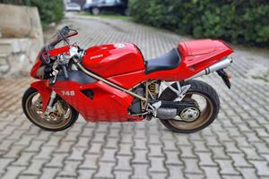 DUCATI 748 .