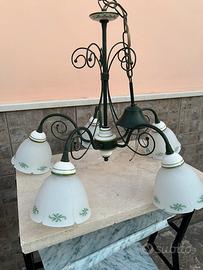 Lampadario in ferro battuto com rosoni in ceramica