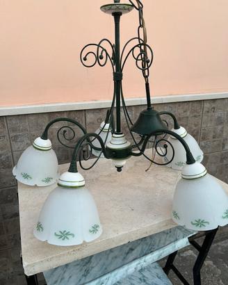 Lampadario in ferro battuto com rosoni in ceramica