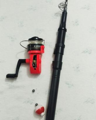 Canna da pesca con mulinello rotto