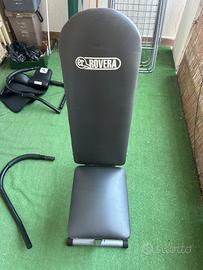 Panca piana con manubri