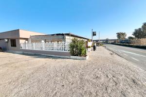 Locale mq 180 + appart. mq 70 + terreno mq 1000