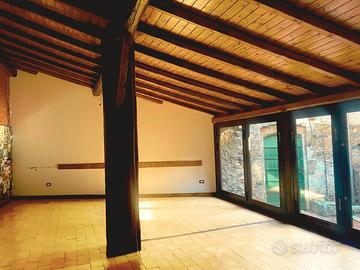Caratteristica Bottega in centro - S.G.La Punta