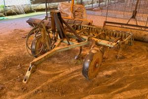 Ripuntatore, estirpatore, vibro trainato