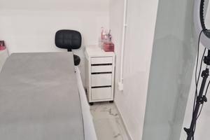 Cabina in salone parrucchiere solo professionisti