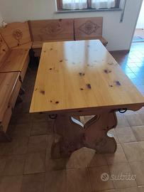 Tavolo in legno massello allungabile fino a 2 metr