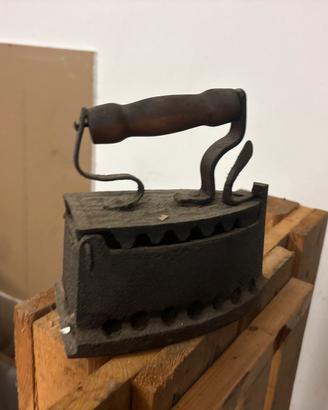 Ferro da stiro antico a carbone vintage