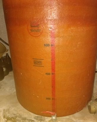 Serbatoi per vino in vetroresina e acciaio inox. 