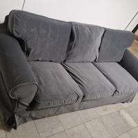 divano grigio scuro 3 posti