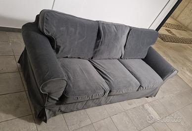 divano grigio scuro 3 posti