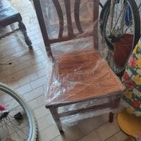 4 sedie in legno praticamente nuove.