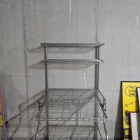 scrivania per computer con scaffali