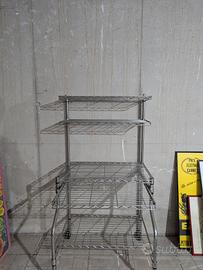 scrivania per computer con scaffali