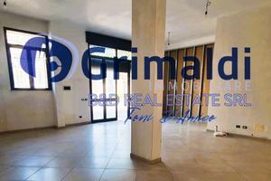 Porticello locale commerciale su strada [LM/1]