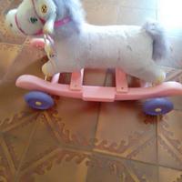 cavallino cavalcabile con ruote per bambini 