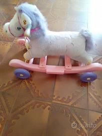 cavallino cavalcabile con ruote per bambini 