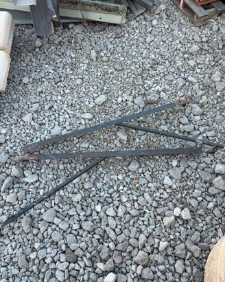 Staffe in ferro stendibiancheria