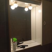  specchio,2 lampadine neon e anta laterale 