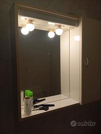  specchio,2 lampadine neon e anta laterale 