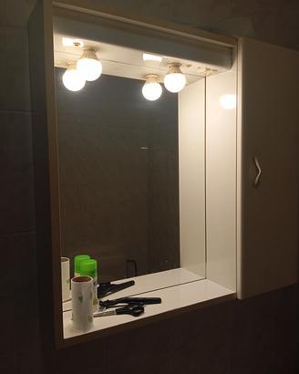  specchio,2 lampadine neon e anta laterale 
