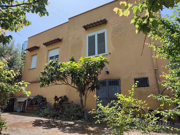 Villa immersa nel verde