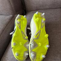 scarpa da calcio o altri sport