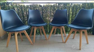 Sedie design moderne nere con gambe in legno