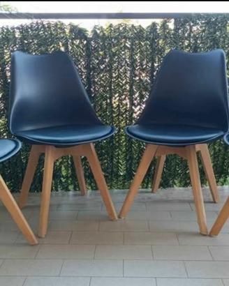 Sedie design moderne nere con gambe in legno