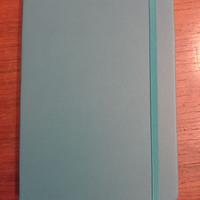 taccuino azzurro con porta penna