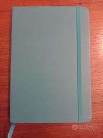 taccuino azzurro con porta penna