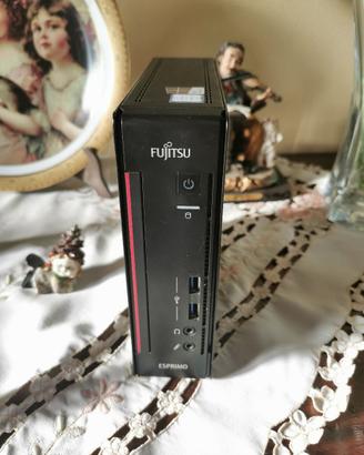 Pc Fujitsu Esprimo funzionante con Windows 11