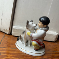 Statua bambino con cane