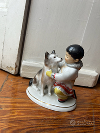 Statua bambino con cane