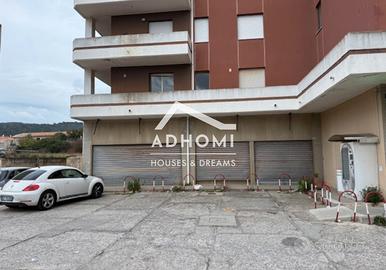 Fronte strada 3 vetrine luminoso