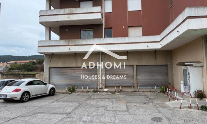 Fronte strada 3 vetrine luminoso