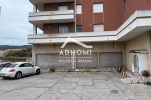 Fronte strada 3 vetrine luminoso