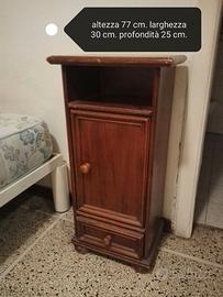 Comodino stretto 30 x 25 x h 77 cm.