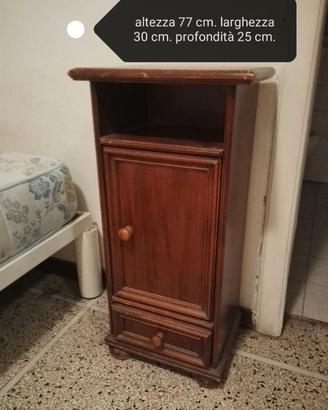 Comodino in legno; stretto 30 x 25 x h 77 cm.