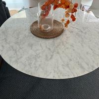 Tavolo tondo tulip  in marmo bianco carrara