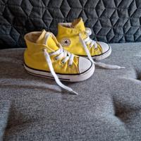 n. 2 paia di scarpe bimbo n. 23 All Star e Adidas