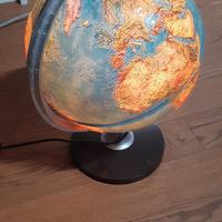 mappamondo illuminato