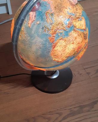 mappamondo illuminato